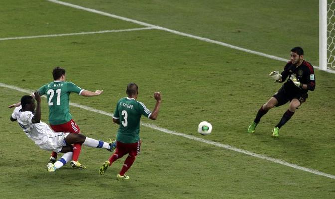 Balotelli si incunea tra due difensori messicani e insacca il pallone alle spalle di Corona: Italia nuovamente in vantaggio al Maracan. Ap